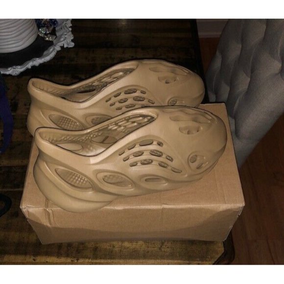 NIB ADIDAS MEN'S YEEZY FOAM RUNNER DESERT SAND SIZE 9 STYLE GW3354 SOLD OUT! - Picture 5 of 13